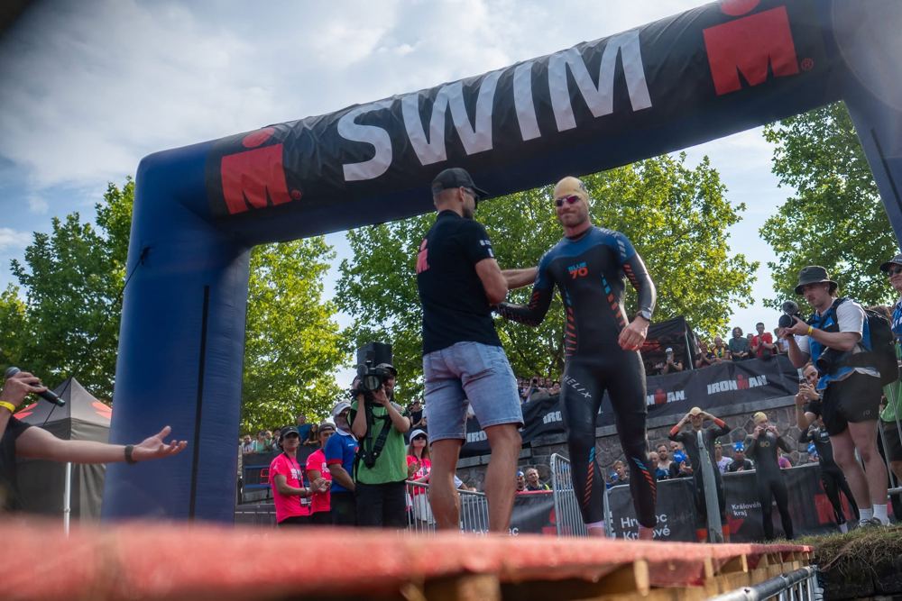 Pavel Wohl při nástupu do plavání na Ironman 70.3 Hradec Králové